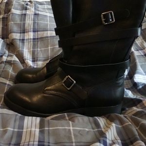 Black winter boots